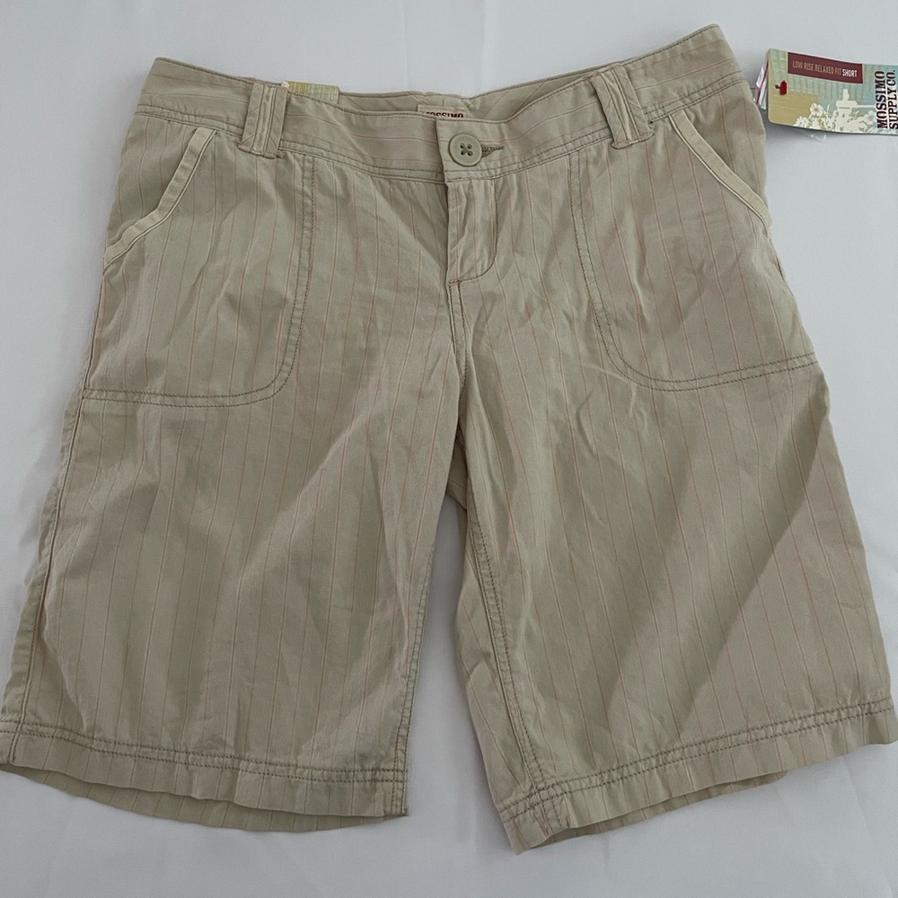 Women Khaki shorts. Size:5. New with tag